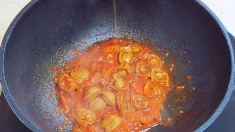 番茄海鲜饭,淋入<a style='color:red;display:inline-block;' href='/shicai/ 847'>香油</a>提香,翻拌均匀就可以关火了