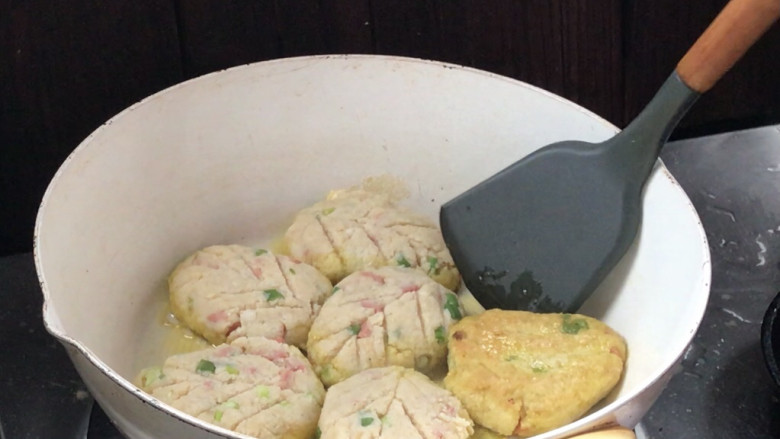 叶子豆渣饼,5分钟后打开锅盖,煎1分钟,煎至底面金黄即可