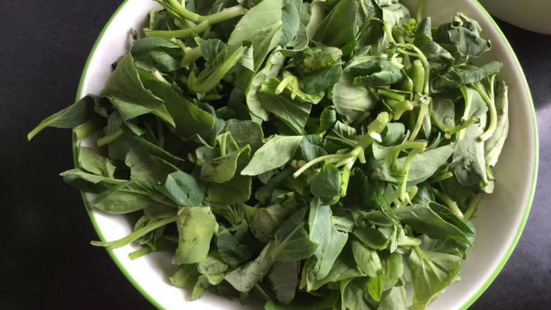 青菜炒粉条,<a style='color:red;display:inline-block;' href='/shicai/ 7607'>小青菜</a>洗干净