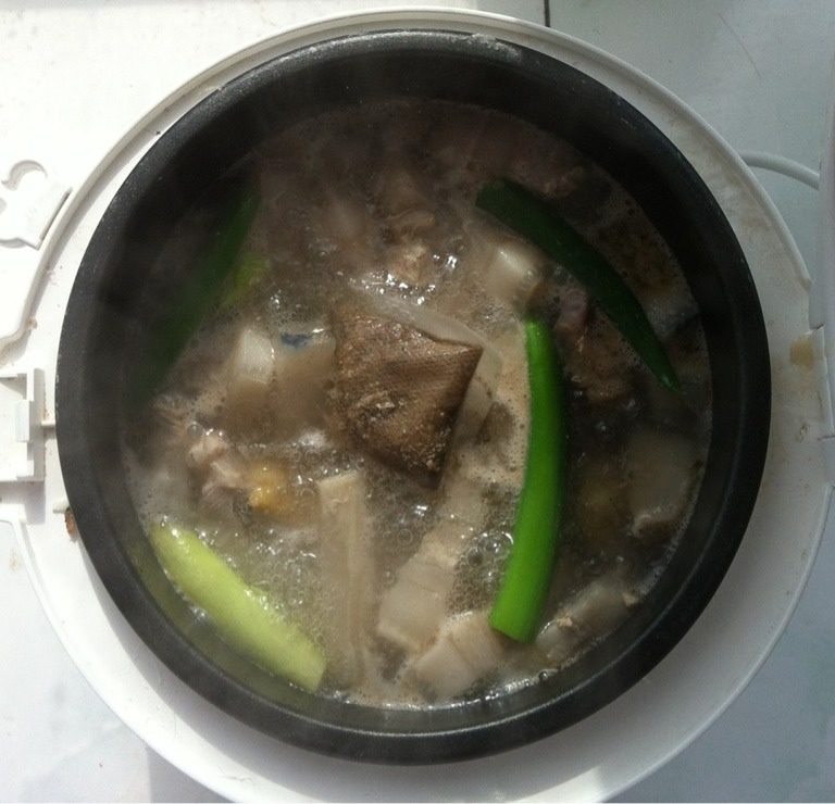 笋干炖肉,放入电饭锅内加入热水，放姜片，葱段，炖肉料包，黄酒，白糖炖煮