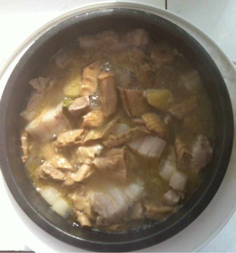 笋干炖肉,炖煮肉八分熟加入泡发好的<a style='color:red;display:inline-block;' href='/shicai/ 2856'>笋干</a>，少量老抽上色。炖煮汤浓即可