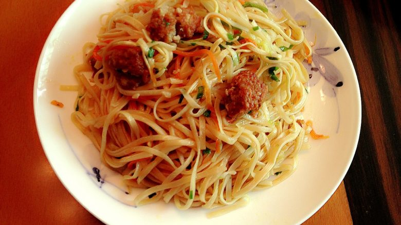 肉丸三丝创意炒面