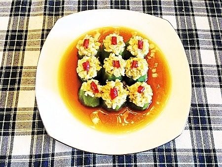 蒜茸蒸丝瓜,周围淋上酱油放蒸锅即可！