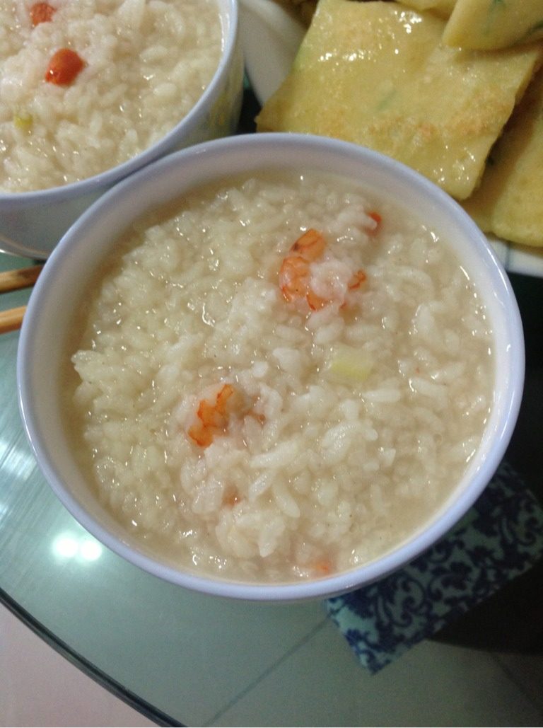 虾仁枸杞粥,把电饭锅调到煮粥模式，大概十五分钟待粥变至粘稠就可以啦！