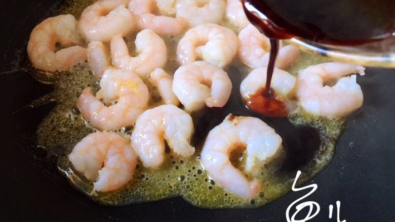 虾仁韭菜炒鸡蛋,虾仁翻炒片刻,倒入料汁