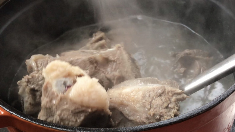 山药炖排骨,捞出煮好的排骨,再把锅里的水倒掉