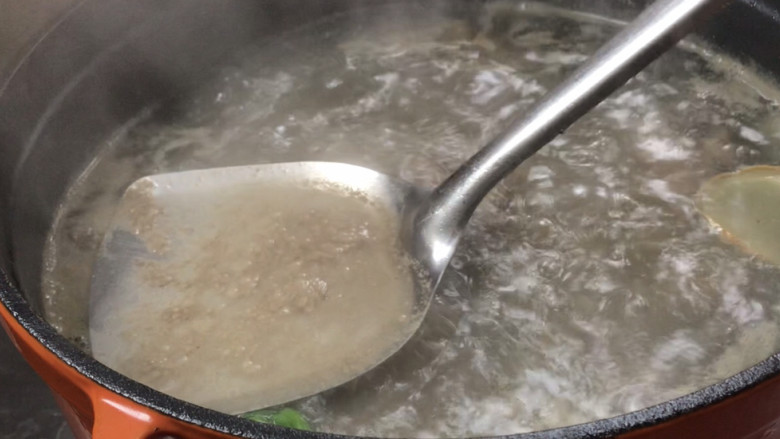 山药炖排骨,撇去血沫,中火炖10分钟