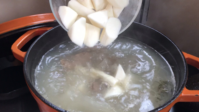 山药炖排骨,30分钟后,把山药放入排骨中