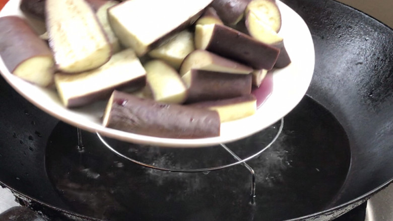 茄泥肉丸,蒸好的茄子取出,挤干水份