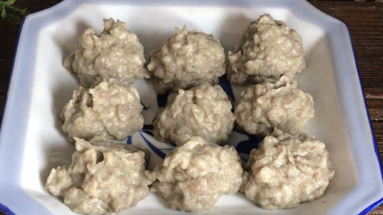 茄泥肉丸,用勺子舀入盘中,整成丸子