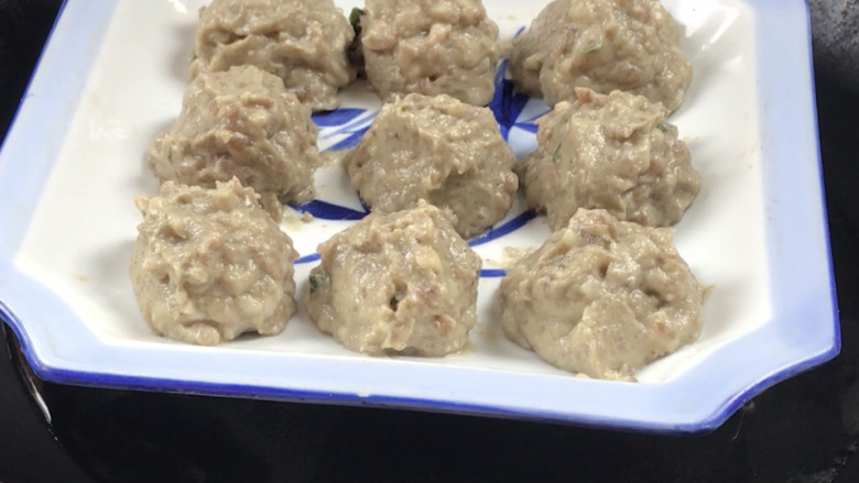 茄泥肉丸,放入开水锅中蒸6分钟,取出