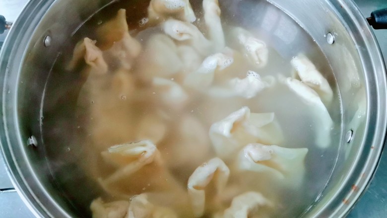 海鲜小馄饨,锅里的水开后就可以下锅啦!
