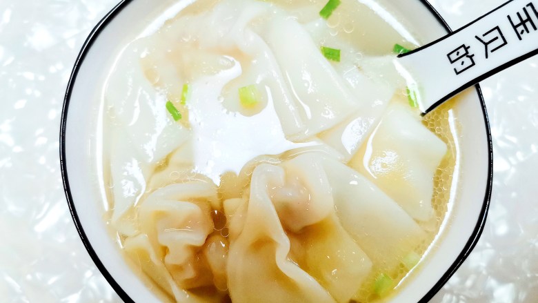 海鲜小馄饨,汤料只是胡椒,葱花,<a style='color:red;display:inline-block;' href='/shicai/ 406'>猪油</a>,盐,鸡精就可以了