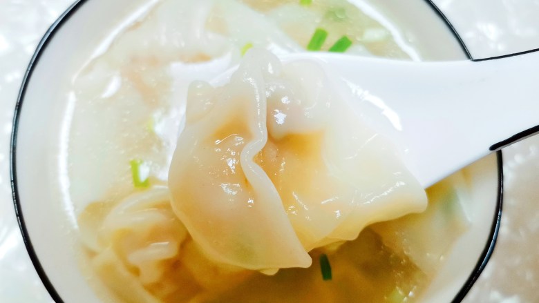 海鲜小馄饨,鲜香滑嫩的小馄饨就做好啦!