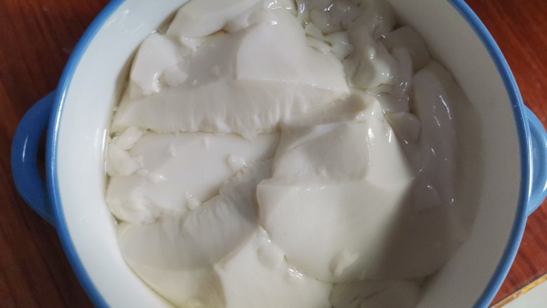 红糖豆腐脑,在盆里静置20分钟,静置好后豆腐脑就成了,再把豆腐脑挖到碗中