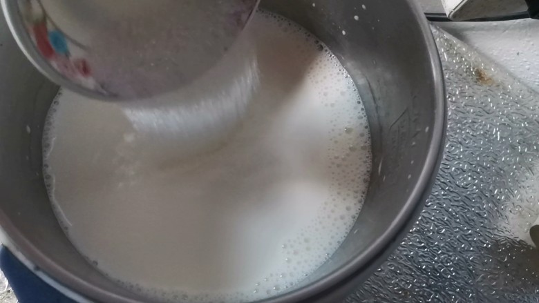 网红豆乳牛奶冰糕,加入<a style='color:red;display:inline-block;' href='/shicai/ 869'>白砂糖</a>,搅拌均匀至融化