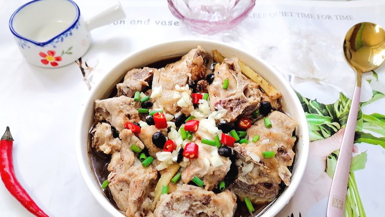 蒜蓉豆豉蒸排骨,拍上成品图,一道鲜美的蒜蓉豆豉蒸排骨就完成了。