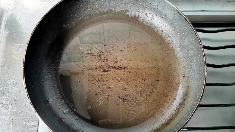 酸辣豆腐,油锅加热,油温80℃