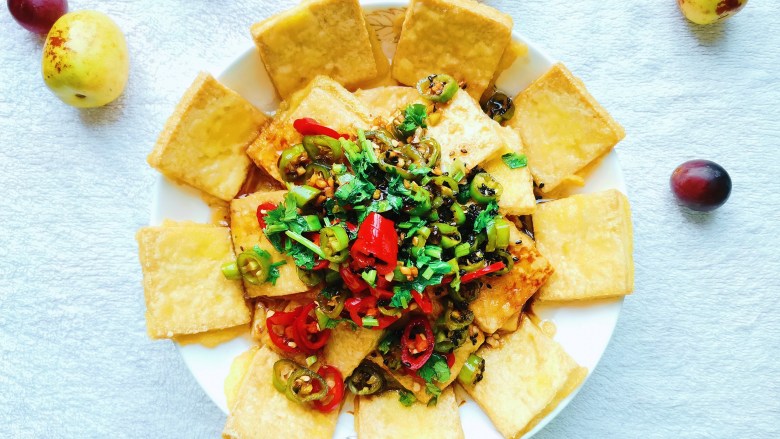 酸辣豆腐,最后把油淋在酱料上,这道菜就完成啦!