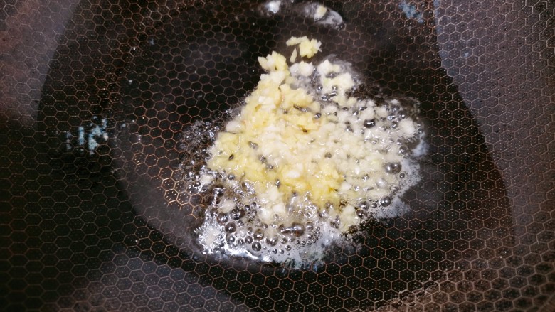 双椒豆干,锅里热油,把姜碎蒜蓉放入爆香