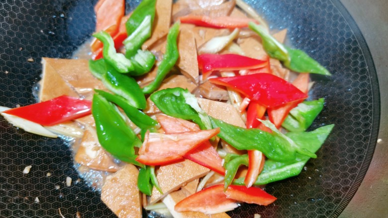 双椒豆干,再加入青红椒,继续翻炒均匀
