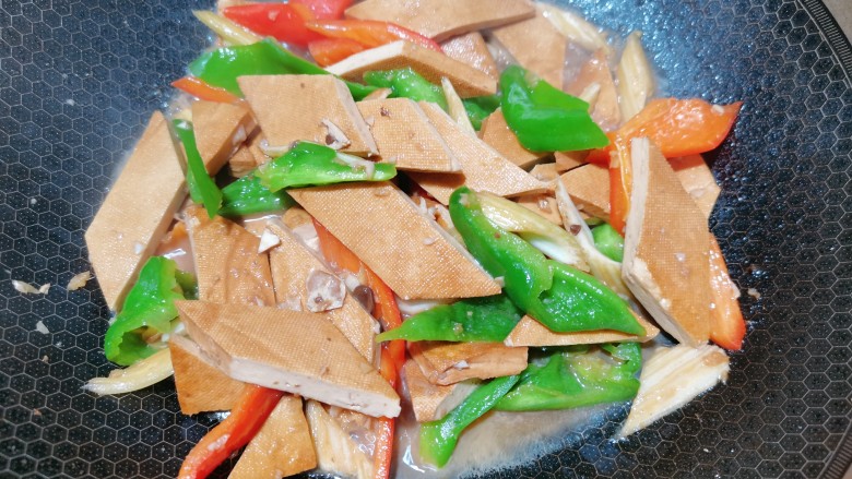 双椒豆干,加入<a style='color:red;display:inline-block;' href='/shicai/ 788'>生抽</a>,翻炒均匀焖一下