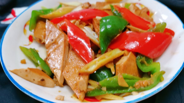 双椒豆干,再撒上<a style='color:red;display:inline-block;' href='/shicai/ 756'>鸡精</a>大火收汁,出锅,装盘