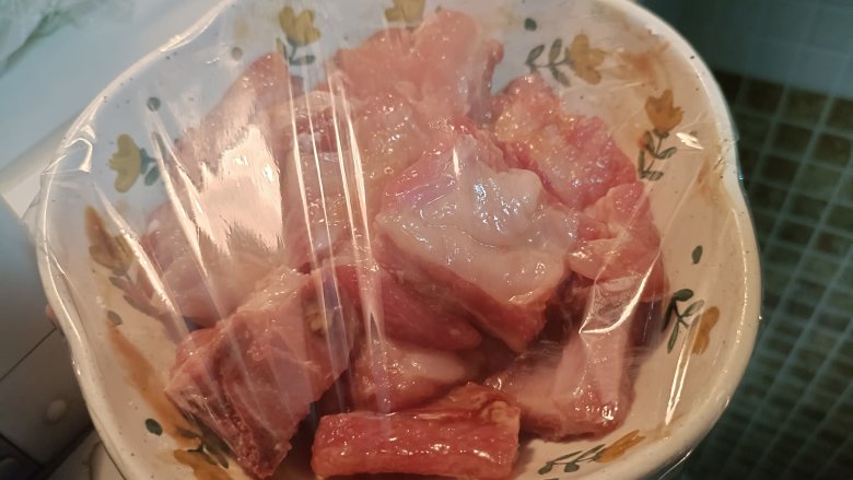 蒜蓉豆豉蒸排骨,抓匀后裹保鲜膜腌制