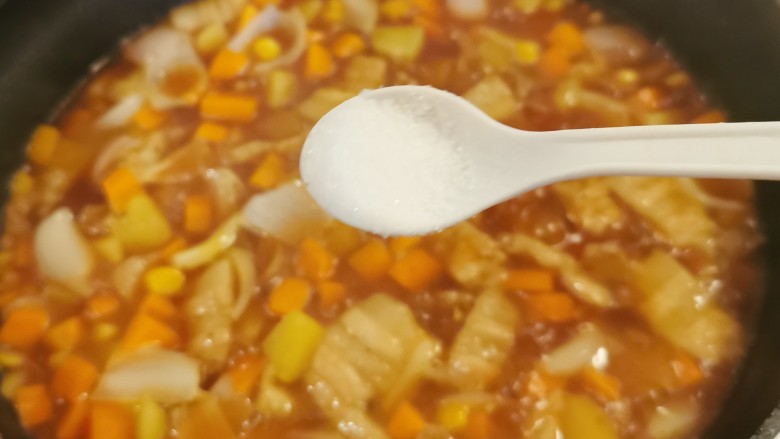 五花肉焖饭,加入250克清水烧开,按自己口味添加盐,关火。