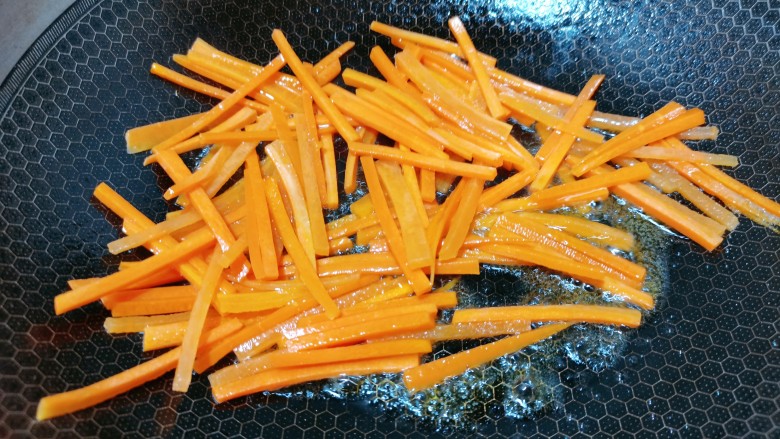 杂炒蔬菜,锅里烧油,把红萝卜丝放入大火爆炒