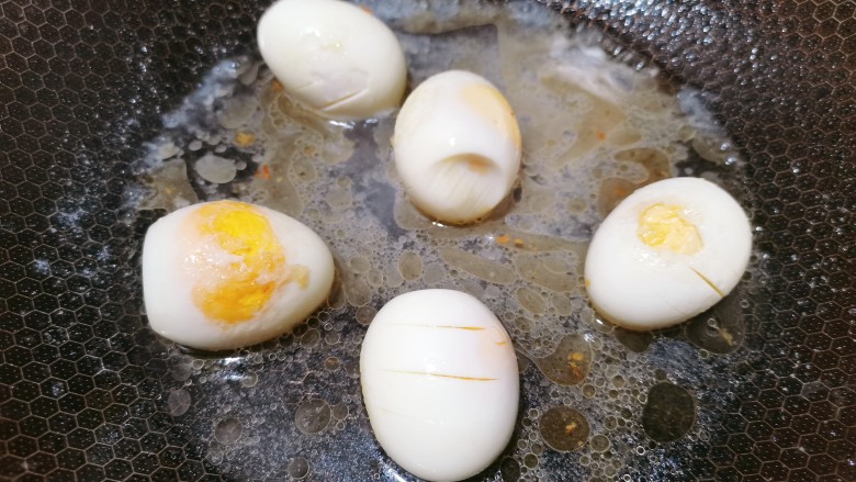 糖醋鸡蛋,锅里烧油,把鸡蛋放入翻炒一下,再加入食用盐,加入适量的清水加上盖子,把它焖煮一下