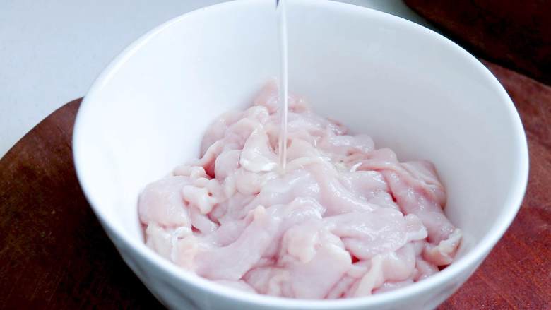 酸汤肉片,再加入少许食用油锁住水分,腌制15分钟