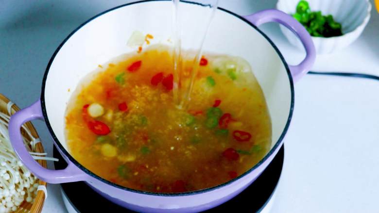 酸汤肉片,之后加入少许蚝油,加开水煮开