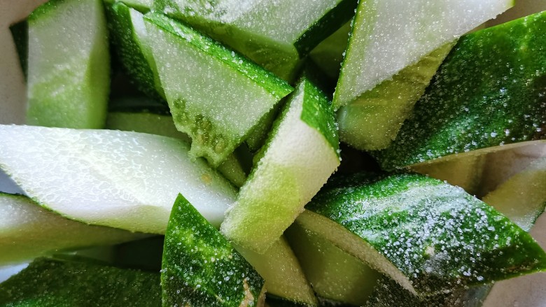 黄瓜烧豆腐,加上食用盐,把它腌制一会