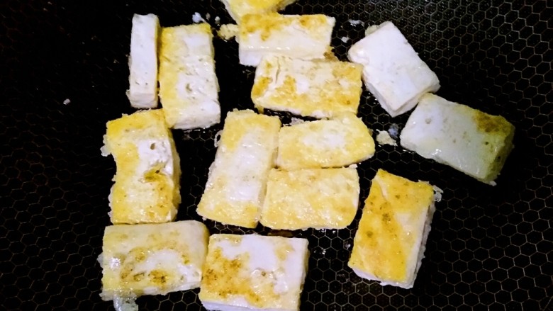 黄瓜烧豆腐,煎一会儿后再翻个面煎另一个面,煎至两面金黄即可出锅备用
