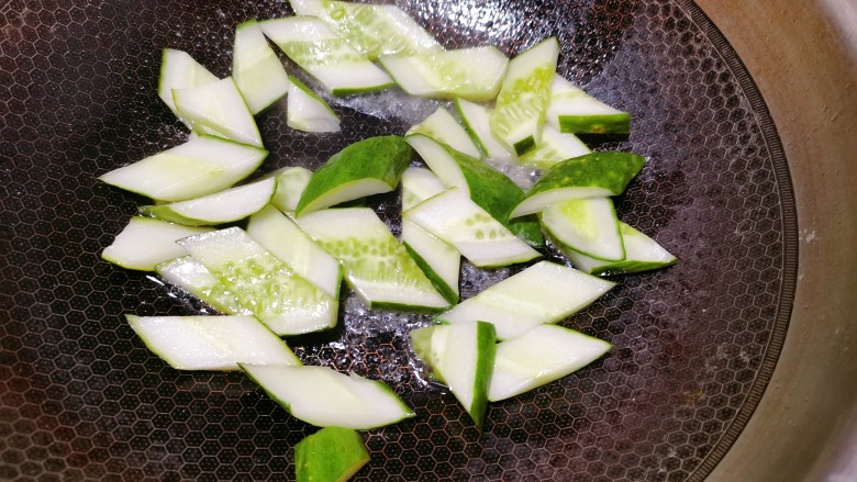 黄瓜烧豆腐,另起锅烧油,把黄瓜放入大火翻炒