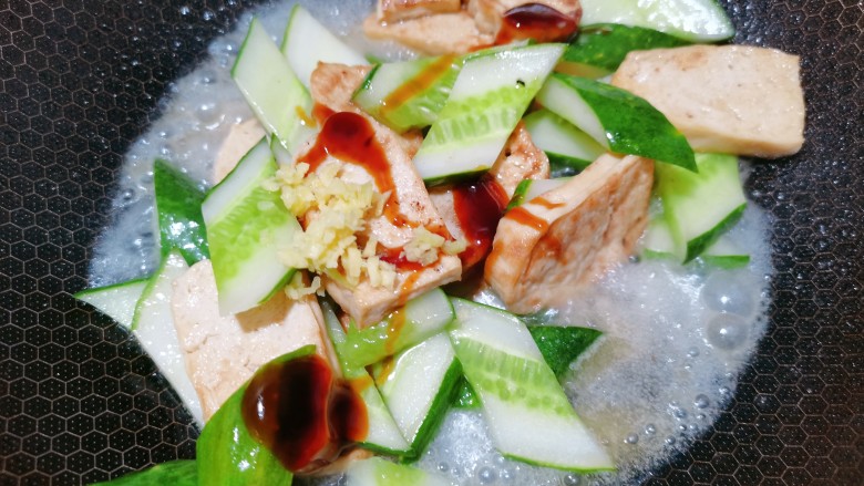 黄瓜烧豆腐,再加入<a style='color:red;display:inline-block;' href='/shicai/ 721'>蚝油</a>,姜碎,撒上少许水翻炒均匀