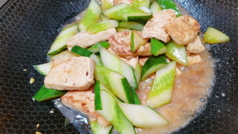 黄瓜烧豆腐,翻炒均匀,盖上盖子焖一会