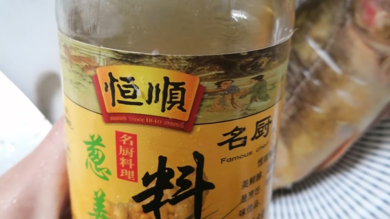 蒸裸斑鱼,<a style='color:red;display:inline-block;' href='/shicai/ 718'>料酒</a>适量把鱼涂抹一遍,鱼肚里面也抹上顺便抹上适量的(我是直接从嘴里倒进去的,我懒