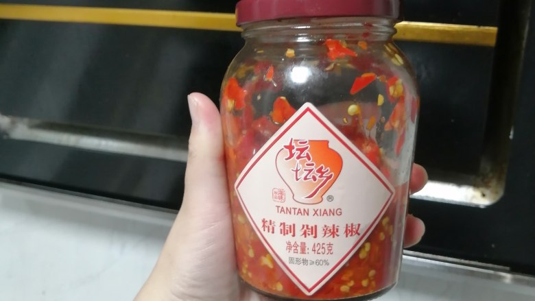 蒸裸斑鱼,放入剁辣椒,最好是有点酸的剁辣椒做鱼好吃