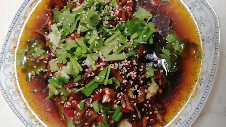 蒸裸斑鱼,放入适量干辣椒、蒜、姜、蒸好的鱼倒掉蒸出的水,倒入抄好的料,放入葱、香菜、白<a style='color:red;display:inline-block;' href='/shicai/ 666'>芝麻</a>