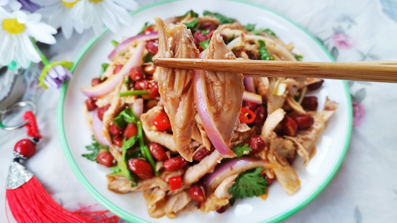 凉拌麻辣鸡丝,可以可吃了,鸡肉鲜嫩多汁,非常好吃!
