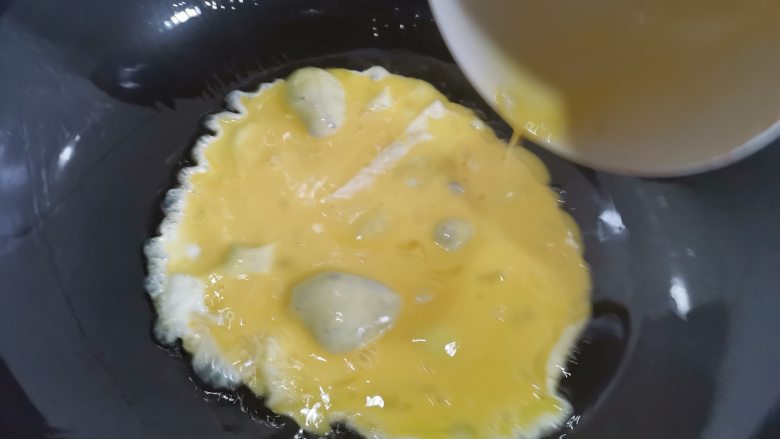 凉拌苦瓜丝,起锅烧油,再摊个<a style='color:red;display:inline-block;' href='/shicai/ 9'>鸡蛋</a>饼