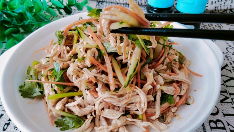凉拌麻辣鸡丝,浇上酱汁，搅拌均匀即可食用！