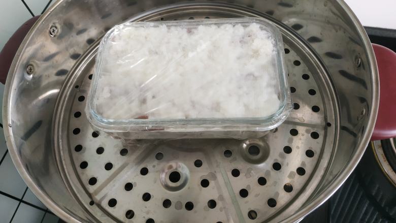 红枣切糕,盖上保鲜膜,放入蒸锅,蒸半个小时