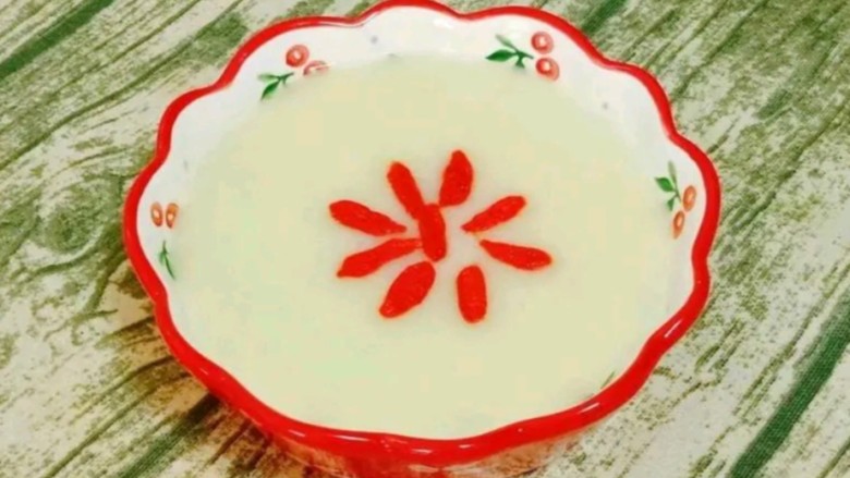 小米银耳羹,倒入碗中,放几粒<a style='color:red;display:inline-block;' href='/shicai/ 673'>枸杞</a>装饰下