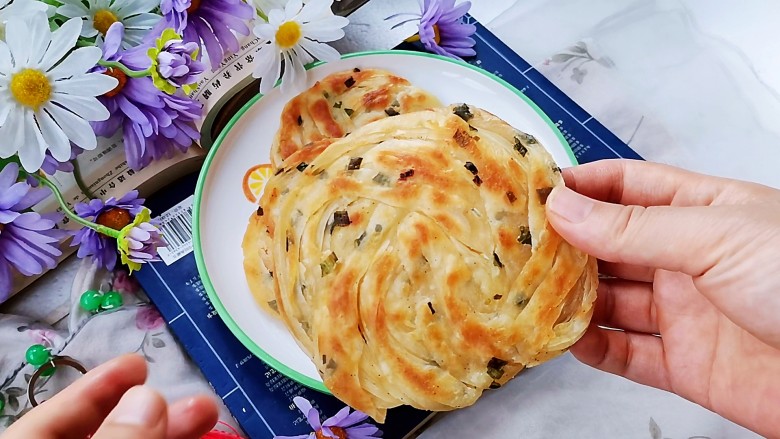 葱油蚕丝饼（饺子皮版）,简单美味，香酥掉渣的饺子皮版葱油蚕丝饼就做好了