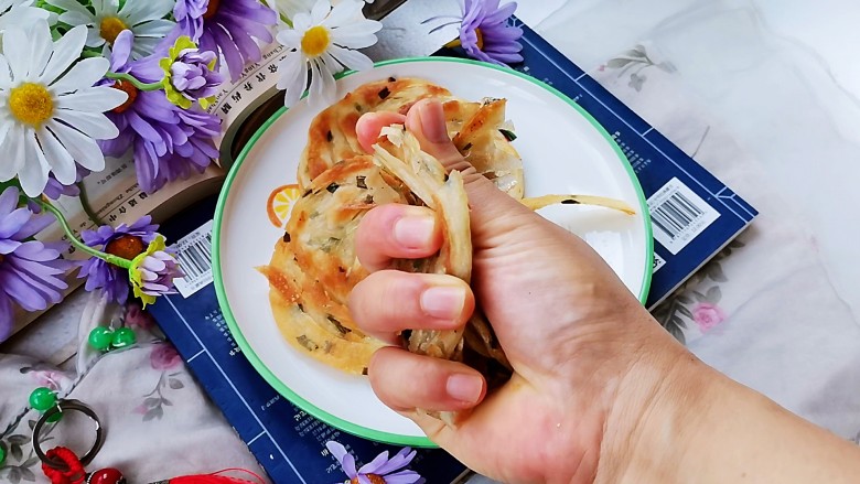 葱油蚕丝饼（饺子皮版）,非常酥脆，手抓就碎了，能听到脆脆的声音