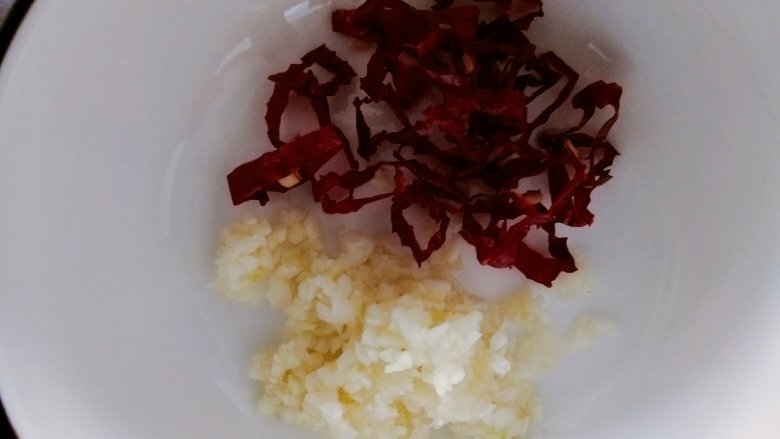 凉拌苦瓜丝,蒜剁沫,<a style='color:red;display:inline-block;' href='/shicai/ 86474'>干辣椒</a>切小块装盘备用