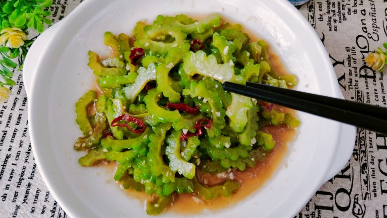 凉拌苦瓜丝,搅拌均匀即可食用!